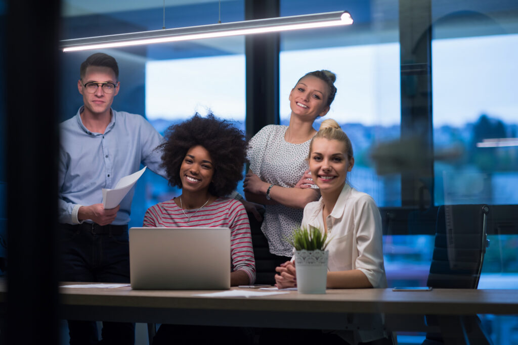 un grupo de jovenes en una startup