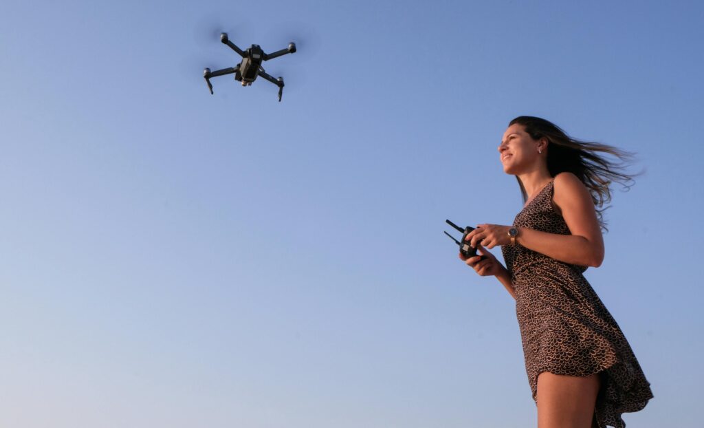 Logística autónoma: Robots y drones optimizan la cadena de suministro. Eficiencia, rapidez y precisión en el transporte de mercancías.